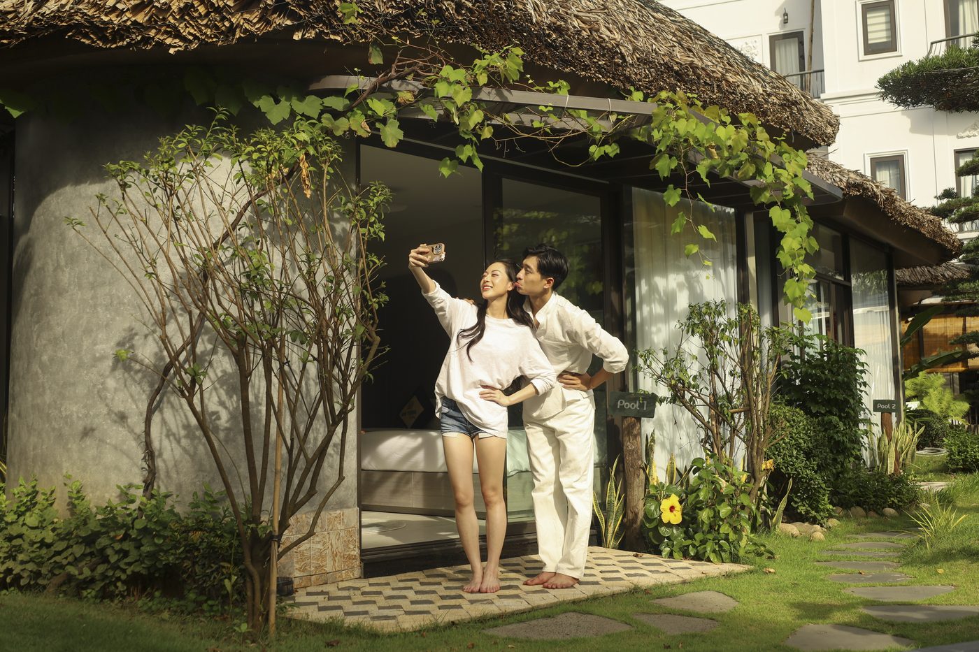 Villa mái lá phủ cây xanh tại An Tùng Retreat